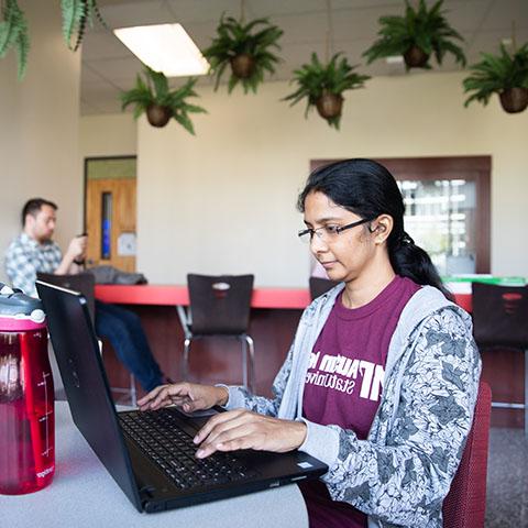 Students work on computers in Maynard building.